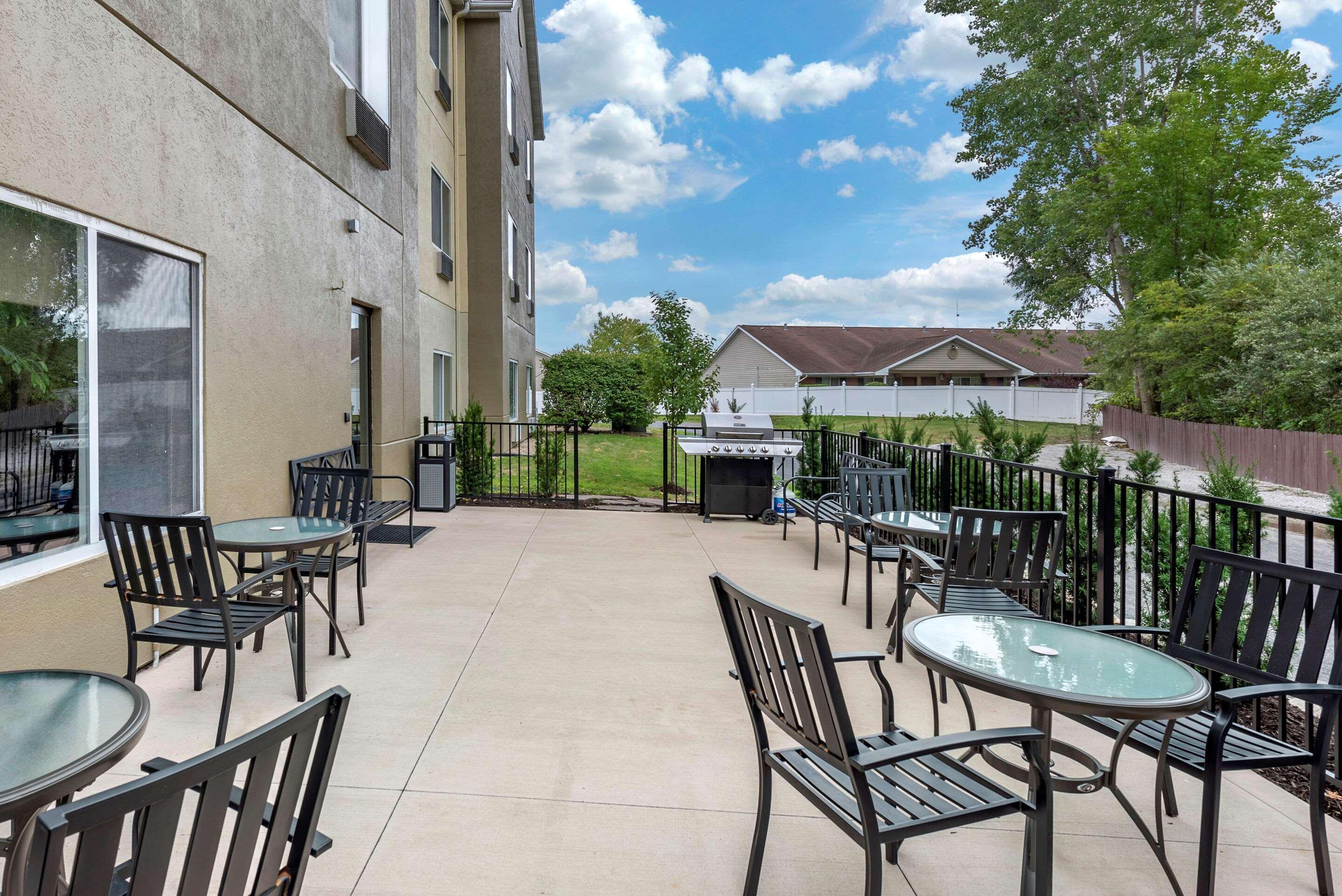 Comfort Suites Auburn Near I-69 Bagian luar foto